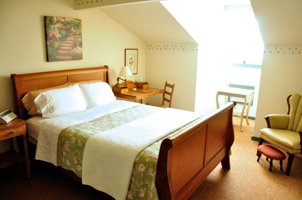 Captain Stannard House Bed And Breakfast Country Inn Westbrook Room photo